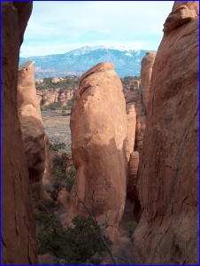 The path to Sand Dune Arch